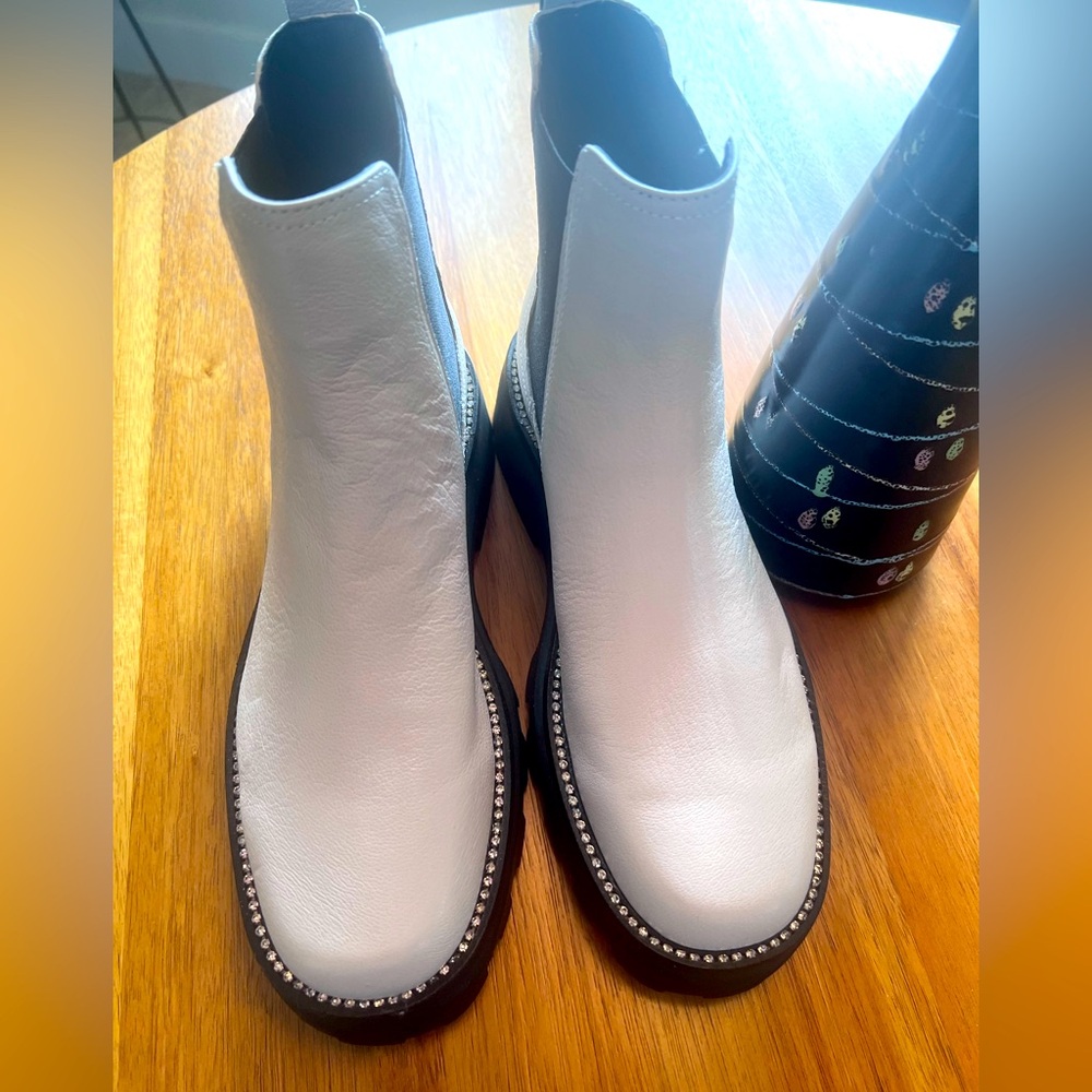 New Karl Lagerfeld New Size 8 1/2 Chelsea Cream Leather Boots
